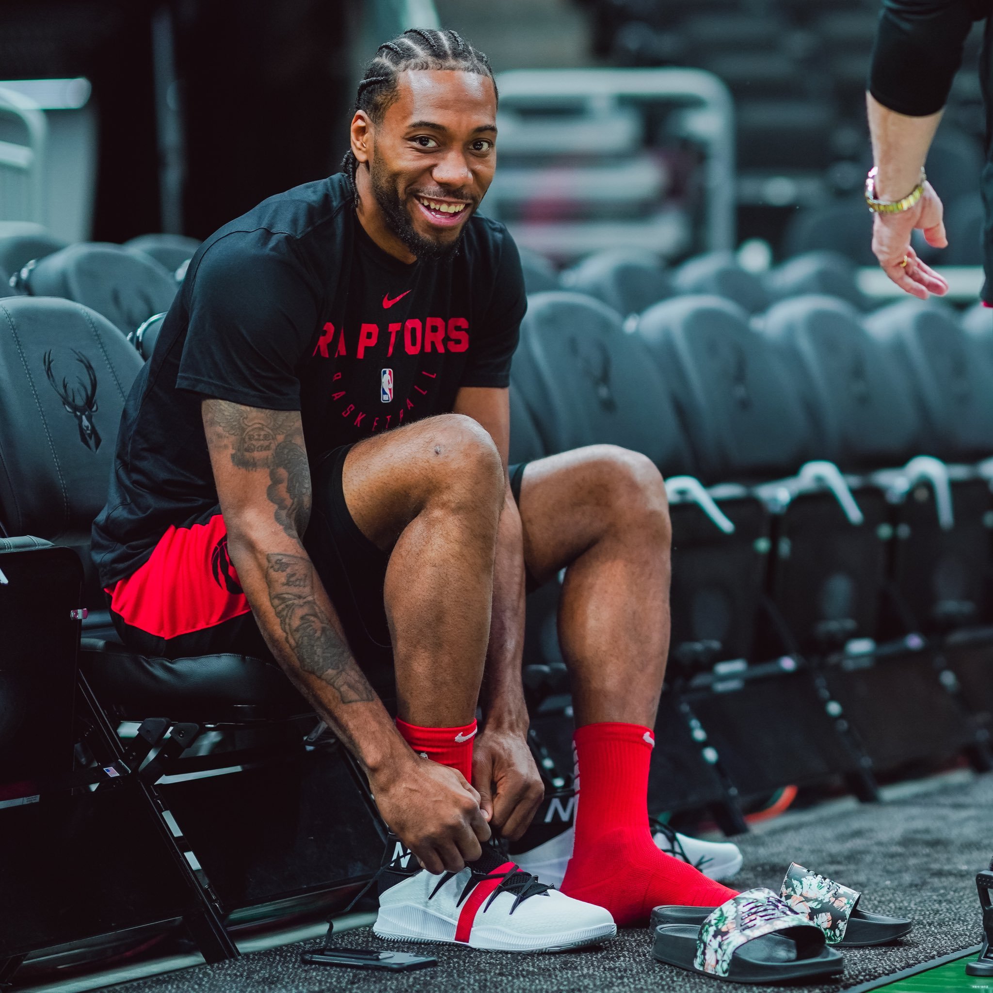 迈尼昂在加比亚社媒动态下留言，后者回复：请续约（加比亚社媒获迈尼昂留言，其回复：请续约）