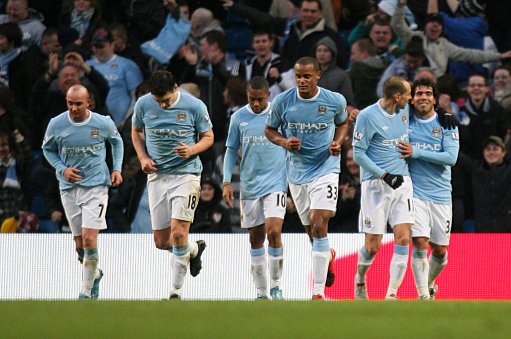 球迷怒喷后蹇韬回应：输球又怎么样？随后被韦世豪、甘超拦下（被球迷怒喷后，蹇韬回怼：输球怎么了？随即被韦世豪、甘超拉住）