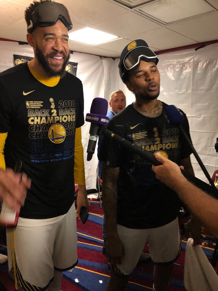 前队友：曾和马拉多纳开车出行，交警把我们拦住只为和他合影（马拉多纳前队友忆：与他同车外出曾被交警拦下，只为合影留念）