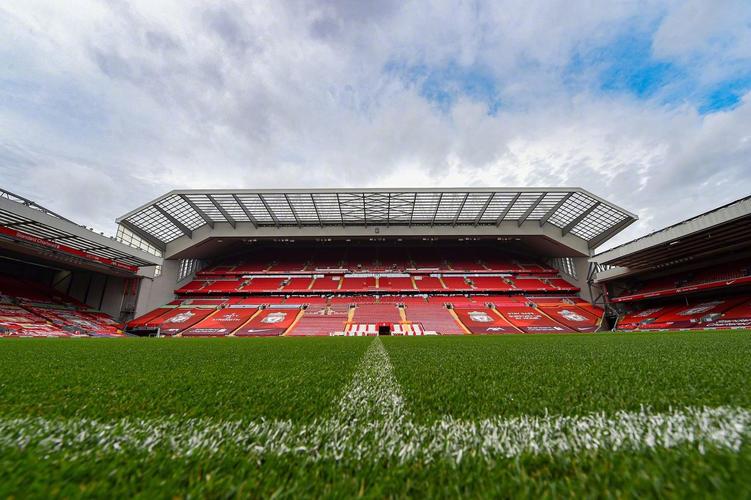 池忠国迎国安生涯200场里程碑，赛前热身获赠纪念球衣（赛前热身获赠纪念球衣，池忠国迎来国安生涯第200场里程碑）